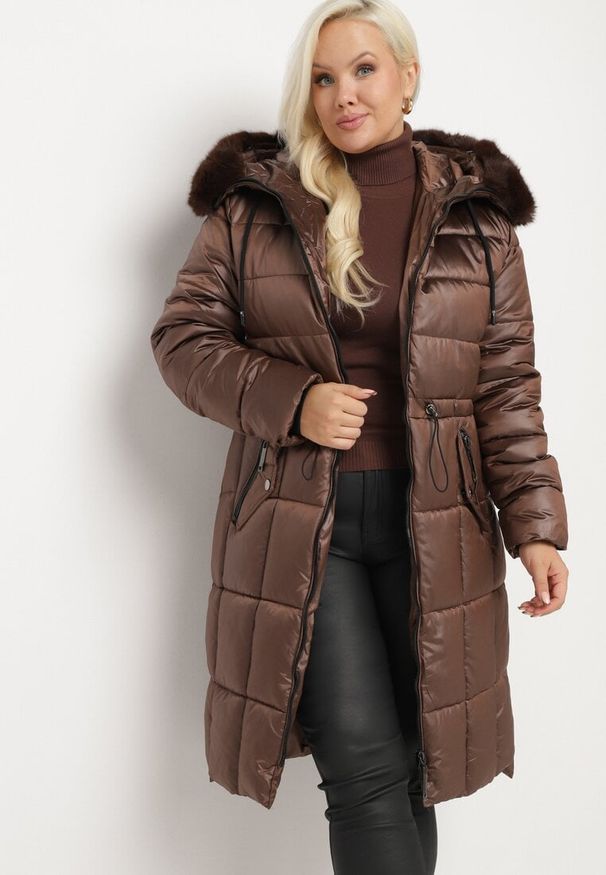Born2be - Brązowa Pikowana Kurtka ze Ściągaczem w Talii i Odpinanym Futerkiem przy Kapturze Zemilae. Okazja: na co dzień. Kolekcja: plus size. Kolor: brązowy. Materiał: futro. Długość rękawa: długi rękaw. Długość: długie. Styl: elegancki, casual