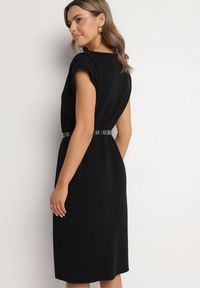 Born2be - Czarna Sukienka z Wiskozą o Pudełkowym Kroju z Paskiem z Klamrą Polliviera. Okazja: na co dzień. Kolor: czarny. Materiał: wiskoza. Styl: elegancki, casual #4