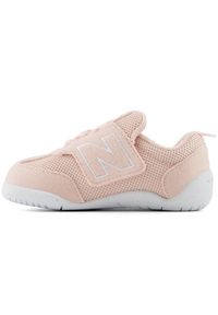 Buty niemowlęce New Balance NW1STPK – różowe. Zapięcie: rzepy. Kolor: różowy. Materiał: guma. Szerokość cholewki: normalna. Wzór: kolorowy #2