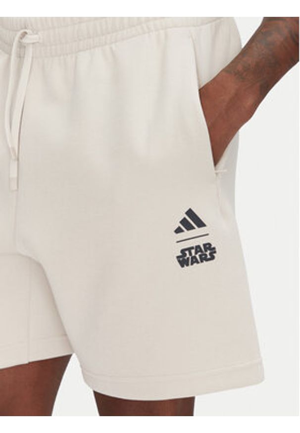 Adidas - adidas Szorty sportowe Star Wars The Mandalorian™ JI5721 Beżowy Regular Fit. Kolor: beżowy. Materiał: bawełna. Wzór: motyw z bajki. Styl: sportowy