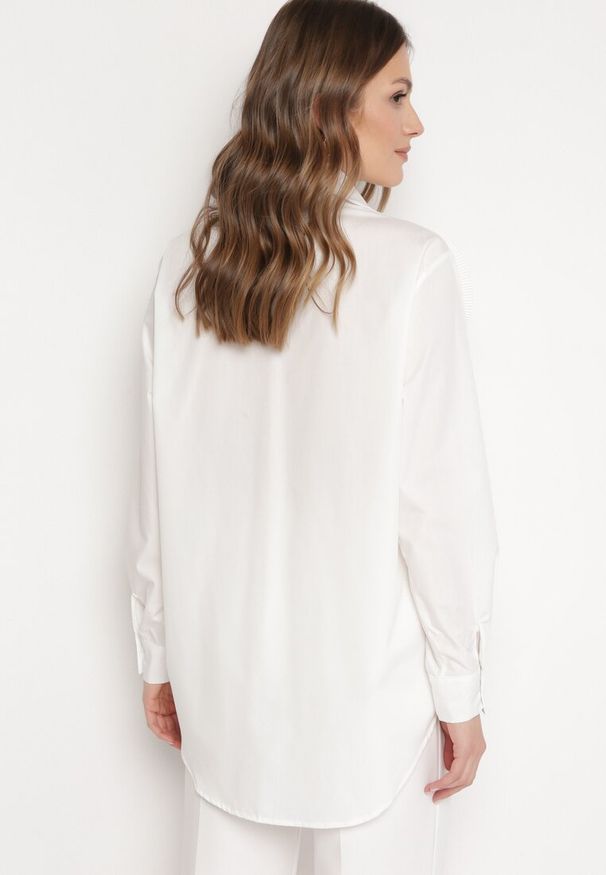 Born2be - Biała Koszula Udekorowana Aplikacją w Kształcie Kwiatu z Falbankami i Sznureczkiem Przy Szyi Poldivia. Typ kołnierza: kołnierz z falbankami. Kolor: biały. Wzór: aplikacja, kwiaty. Styl: retro