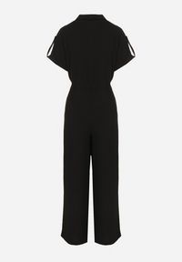 Born2be - Czarny Kombinezon o Koszulowym Kroju z Krótkim Rękawem i Wiązaniem w Talii Mareriela. Kolor: czarny. Długość rękawa: krótki rękaw. Długość: krótkie. Sezon: wiosna, lato #3