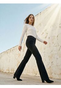 Sinsay - Jeansy flare mid waist - czarny. Kolor: czarny #1