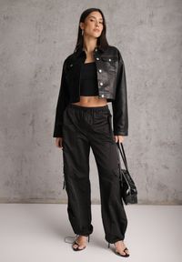 Renee - Czarna Kurtka Ramoneska Cropped o Fasonie Koszulowym Savarinda. Kolor: czarny. Materiał: poliester, koronka. Styl: rockowy #5
