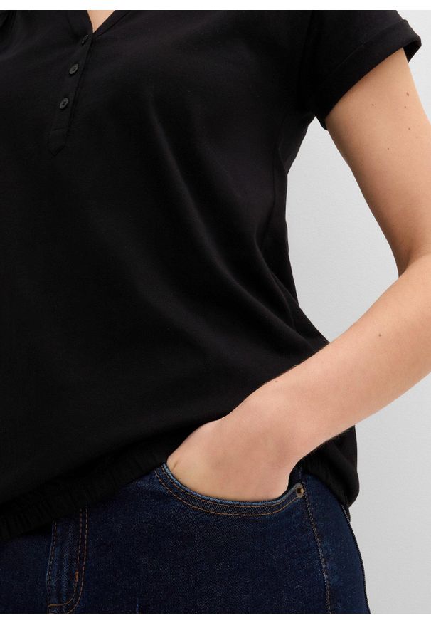 bonprix - T-shirt bawełniany. Typ kołnierza: dekolt w serek. Kolor: czarny. Materiał: bawełna. Długość rękawa: krótki rękaw. Długość: krótkie