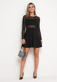 Born2be - Czarna Mini Rozkloszowana Sukienka z Siateczką Ozdobioną Brokatem Ekenedi. Okazja: na co dzień. Kolor: czarny. Wzór: aplikacja. Typ sukienki: rozkloszowane, proste. Styl: casual, klasyczny. Długość: mini #3