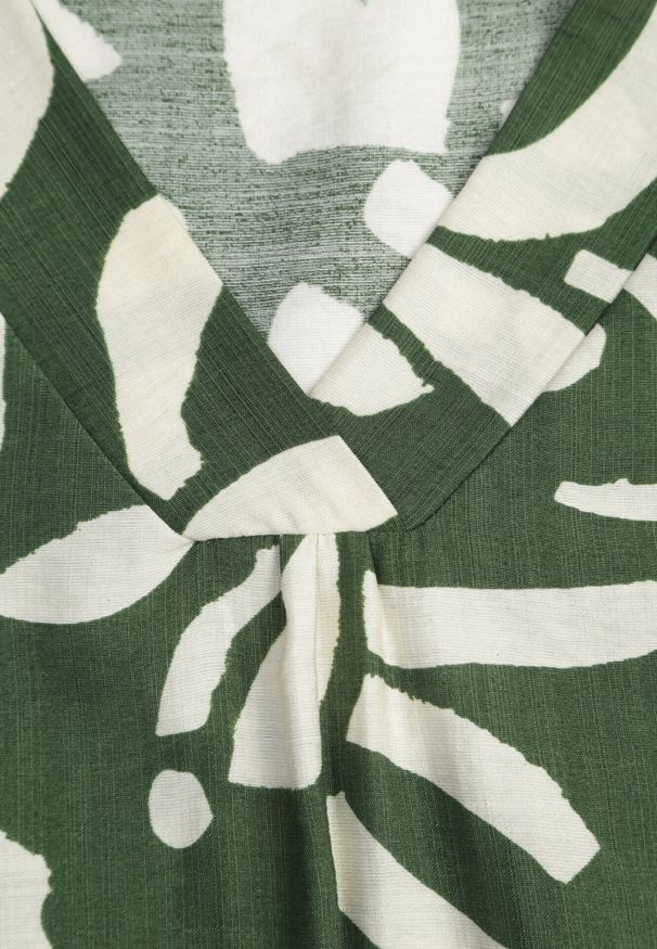 Born2be - Zielona Pudełkowa Sukienka z Wiskozy z Dekoltem w Serek w Abstrakcyjny Wzór Cresom. Okazja: na co dzień. Typ kołnierza: dekolt w serek. Kolekcja: plus size. Kolor: zielony. Materiał: wiskoza. Sezon: lato. Typ sukienki: dla puszystych, proste. Styl: casual