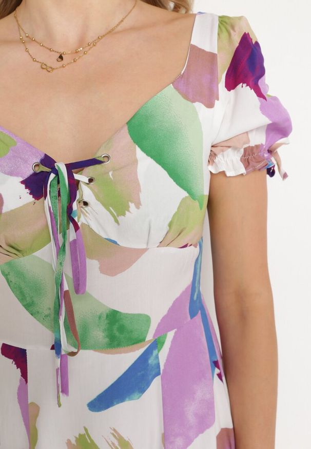 Born2be - Biało-Fioletowa Wiskozowa Sukienka z Krótkim Rękawem i Sznurowanym Dekoltem typu Serce Telldora. Okazja: na spacer. Kolor: biały. Materiał: wiskoza. Długość rękawa: krótki rękaw. Styl: elegancki