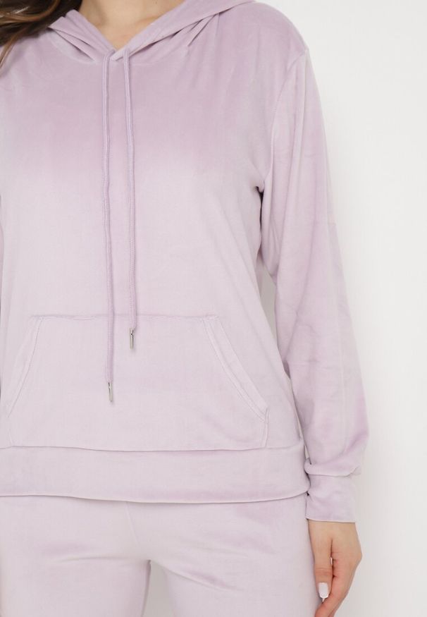 Born2be - Jasnofioletowy Komplet Dresowy z Weluru Bluza z Kapturem i Spodnie z Gumką w Pasie Avinlia. Kolor: fioletowy. Materiał: dresówka, welur