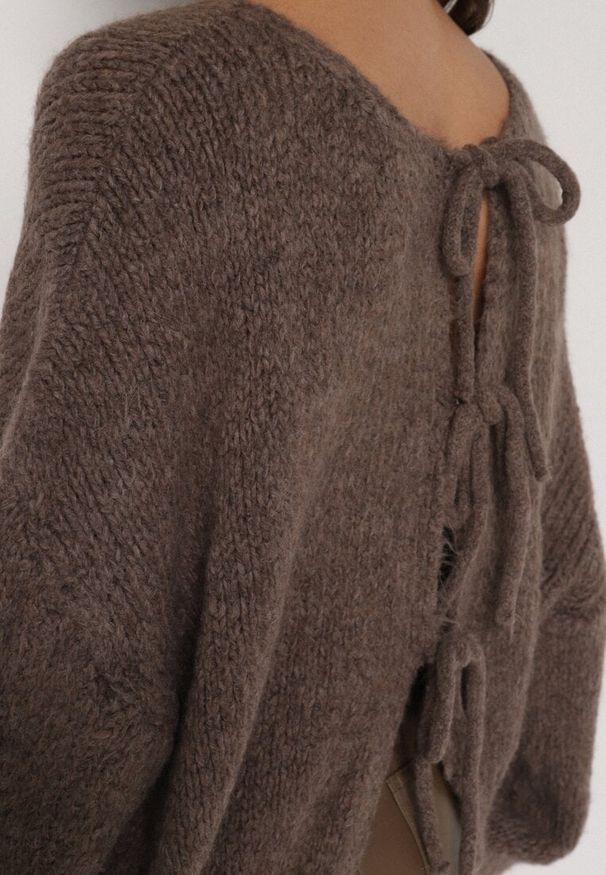 Born2be - Jasnobrązowy Kardigan Oversize z Wełną Zdobiony Kokardkami Eleathalie. Okazja: na co dzień. Typ kołnierza: kokarda. Kolor: brązowy. Materiał: wełna. Wzór: aplikacja. Styl: casual, elegancki