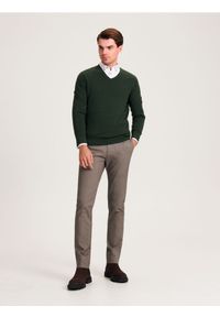 Reserved - Sweter z dekoltem V - ciemnozielony. Kolor: zielony. Materiał: dzianina, bawełna