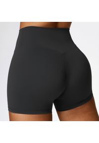 Intica - Krótkie legginsy sportowe z wysokim stanem i oddychającym materiałem Betsi. Stan: podwyższony. Kolor: czarny. Materiał: materiał. Długość: krótkie. Sport: fitness