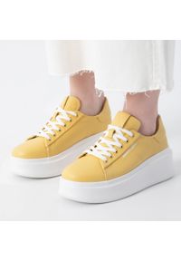 Wittchen - Damskie sneakersy ze skóry na grubej podeszwie klasyczne żółte. Okazja: na co dzień. Nosek buta: okrągły. Kolor: żółty. Materiał: skóra. Obcas: na platformie #3