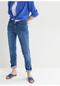 bonprix - Dżinsy Straight, mid waist, z wywijanymi nogawkami. Kolor: niebieski