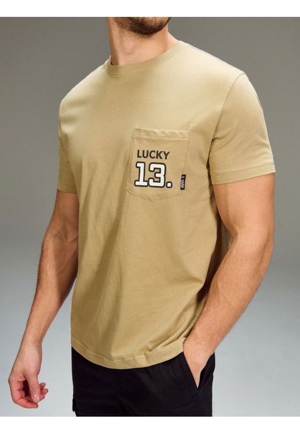 Sinsay - Bawełniana koszulka z krótkim rękawem - beżowy. Kolor: beżowy. Materiał: bawełna. Długość rękawa: krótki rękaw. Długość: krótkie