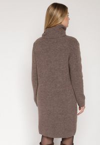 Born2be - Jasnobrązowa Sukienka Sweterkowa z Golfem z Wiskozą i Wełną Fedamira. Okazja: na co dzień. Typ kołnierza: golf. Kolor: beżowy. Materiał: wełna, wiskoza. Typ sukienki: proste. Styl: casual, klasyczny. Długość: maxi #5