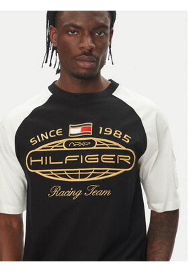 TOMMY HILFIGER - Tommy Hilfiger T-Shirt F1 Movie MW0MW41389 Czarny Regular Fit. Kolor: czarny. Materiał: bawełna