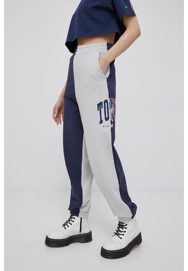 Tommy Jeans spodnie bawełniane damskie kolor granatowy melanżowe. Stan: podwyższony. Kolor: niebieski. Materiał: bawełna. Wzór: melanż