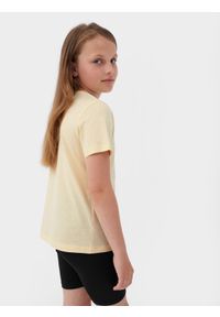 4F JUNIOR - T-shirt z nadrukiem dziewczęcy - żółty. Kolor: żółty. Materiał: bawełna. Długość rękawa: krótki rękaw. Wzór: nadruk