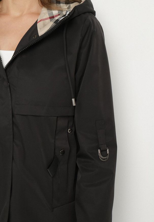 Born2be - Czarna Kurtka Parka z Kapturem i Kieszeniami z Możliwością Ściągnięcia w Talii Kailisse. Typ kołnierza: kaptur. Kolor: czarny. Materiał: tkanina