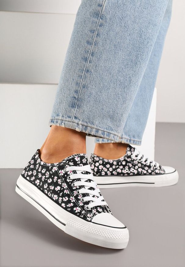 Renee - Czarne Casualowe Trampki w Kwiatki Foleriella. Okazja: na co dzień. Kolor: czarny. Materiał: jeans. Szerokość cholewki: normalna. Wzór: kwiaty. Obcas: na płaskiej podeszwie. Styl: casual