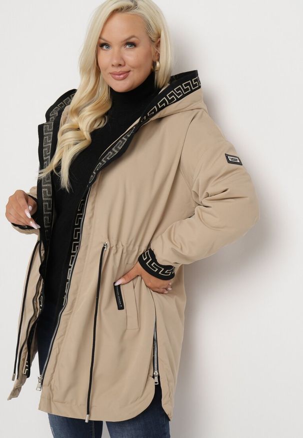 Born2be - Ciemnobeżowa Kurtka Parka z Kapturem Ściągana w Talii Troczkami Velamira. Typ kołnierza: kaptur. Kolor: beżowy. Materiał: tkanina