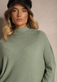 Renee - Jasnozielony Asymetryczny Golf z Wiskozą z Rękawami o Nietoperzowym Kroju Realeen. Okazja: na co dzień. Typ kołnierza: golf. Kolor: miętowy. Materiał: wiskoza. Styl: casual, elegancki