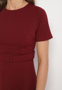 Born2be - Bordowa Rozkloszowana Sukienka Ozdobiona Paskiem Desianna. Okazja: na co dzień. Kolor: czerwony. Wzór: aplikacja. Styl: klasyczny, elegancki, casual