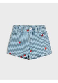 Sinsay - Szorty jeansowe z haftowanymi truskawkami - niebieski. Kolor: niebieski. Materiał: jeans. Wzór: haft #1