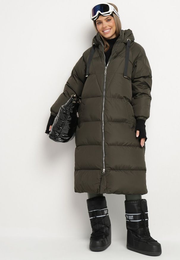 Born2be - Zielona Długa Kurtka Pikowana Płaszcz na Zamek z Kapturem Lesea. Okazja: na co dzień. Typ kołnierza: kaptur. Kolor: zielony. Materiał: dzianina, jeans. Długość: długie. Styl: casual, elegancki