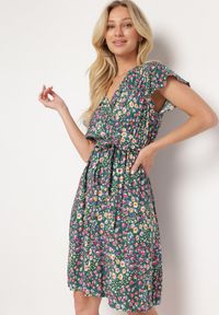 Born2be - Zielona Wiskozowa Kopertowa Sukienka Wiązana Materiałowym Sznurkiem z Gumką w Talii Zanlea. Typ kołnierza: dekolt w kształcie V. Kolor: zielony. Materiał: wiskoza, materiał. Długość rękawa: krótki rękaw. Sezon: lato. Typ sukienki: kopertowe #3