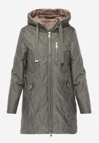 Born2be - Zielona Pikowana Kurtka Przejściowa Parka z Kapturem o Długim Kroju z Ozdobą Isaline. Okazja: na co dzień. Typ kołnierza: kaptur. Kolor: zielony. Materiał: poliester, dresówka. Długość: długie. Wzór: aplikacja. Styl: casual, klasyczny #3