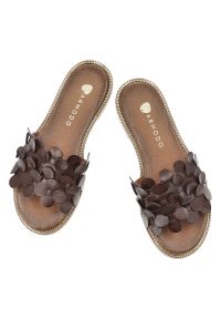 Klapki damskie Armodo, cholewka ze skóry naturalnej odkryte palce płaska podeszwa ozdobne detale, brązowe, 40381. Kolor: brązowy. Materiał: skóra. Obcas: na płaskiej podeszwie #9