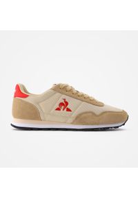 Le Coq Sportif - Buty do chodzenia męskie Le coq sportif Astra. Zapięcie: sznurówki. Kolor: beżowy. Materiał: tkanina, zamsz, materiał. Szerokość cholewki: normalna. Sport: turystyka piesza