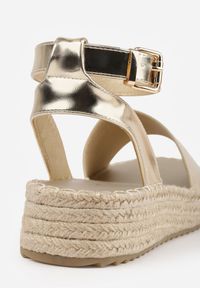 Renee - Złote Sandały VICES na Plecionej Platformie z Zapięciem na Pasek z Klamrą Evimoni. Zapięcie: klamry. Kolor: złoty. Materiał: len. Obcas: na platformie #9