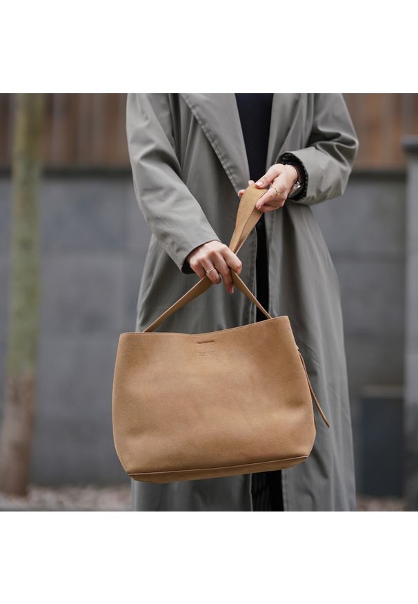 Shopperka skórzana Solier FL38 Sienna beżowa. Kolor: beżowy. Materiał: skórzane. Styl: elegancki, casual. Rodzaj torebki: na ramię