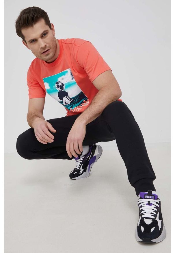 adidas Originals spodnie HG3911 męskie kolor czarny z nadrukiem. Kolor: czarny. Materiał: bawełna, dzianina, materiał. Wzór: nadruk