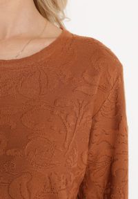 Born2be - Brązowy Sweter z Tłoczonym Wzorem w Ornamentalnym Stylu Mariot. Okazja: na co dzień. Kolor: brązowy. Styl: casual