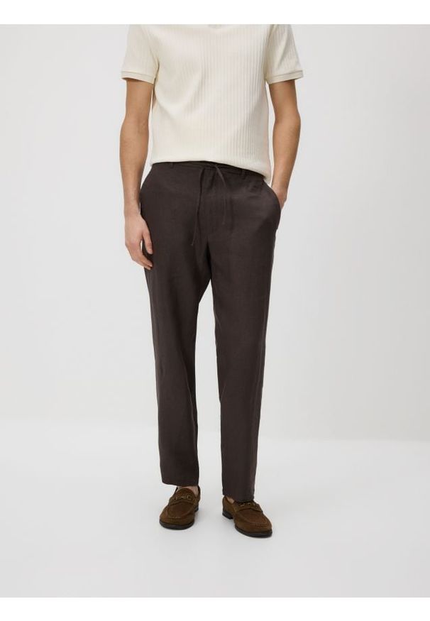 Reserved - Lniane spodnie chino straight - ciemnobrązowy. Kolor: brązowy. Materiał: len