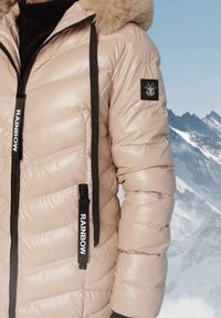 Born2be - Jasnobeżowa Pikowana Kurtka z Kapturem z Odpinanym Futrem Rennaia. Okazja: na spotkanie biznesowe, na spacer. Typ kołnierza: kaptur. Kolor: beżowy. Materiał: futro. Długość rękawa: długi rękaw. Długość: długie. Sezon: zima. Styl: biznesowy, klasyczny, elegancki #6