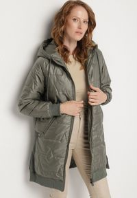 Born2be - Zielona Pikowana Kurtka Przejściowa z Kapturem i Ściągaczami Fesarena. Okazja: na co dzień. Typ kołnierza: kaptur. Kolor: zielony. Materiał: dzianina, jeans. Styl: casual, sportowy #2
