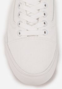 Renee - Wiązane Białe Tenisówki Trampki z Niską Cholewką Ozdobione Geometrycznym Wzorem Wioressa. Wysokość cholewki: przed kostkę. Kolor: biały. Materiał: jeans. Szerokość cholewki: normalna. Wzór: geometria, aplikacja. Styl: sportowy #6