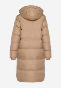 Born2be - Ciemnobeżowa Długa Kurtka Pikowana z Kapturem Genama. Okazja: na co dzień, na spacer. Typ kołnierza: kaptur. Kolor: beżowy. Materiał: poliester, dzianina, jeans. Długość: długie. Styl: casual, klasyczny #6