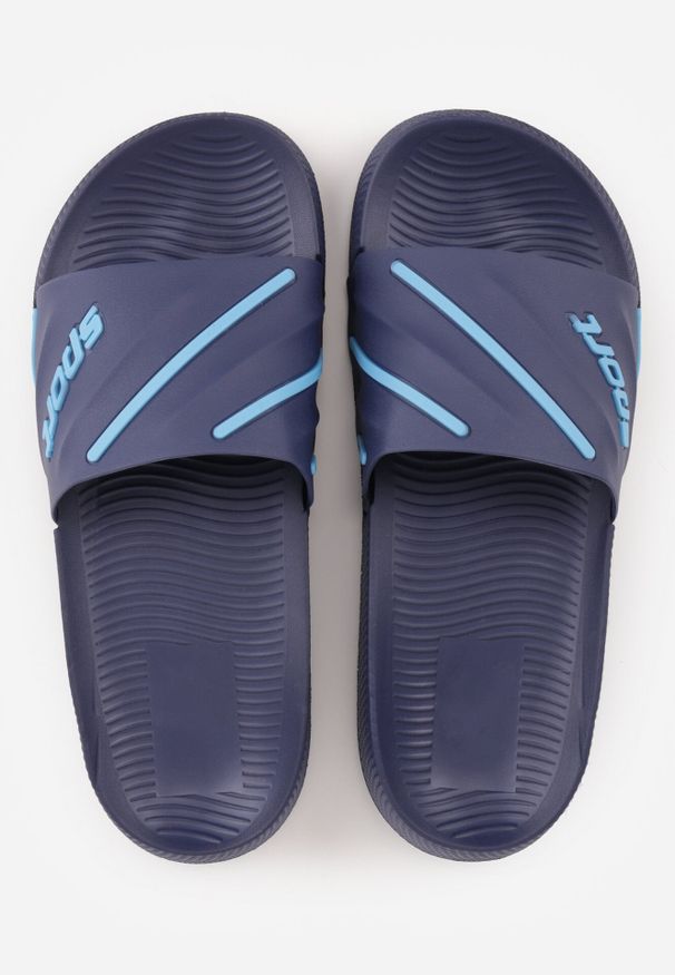 Born2be - Granatowe Klapki Basenowe na Grubej Podeszwie z Tłoczonymi Paskami i Napisem Menimisia. Okazja: na co dzień. Kolor: niebieski. Wzór: napisy. Sezon: lato. Styl: wakacyjny, casual, klasyczny, sportowy
