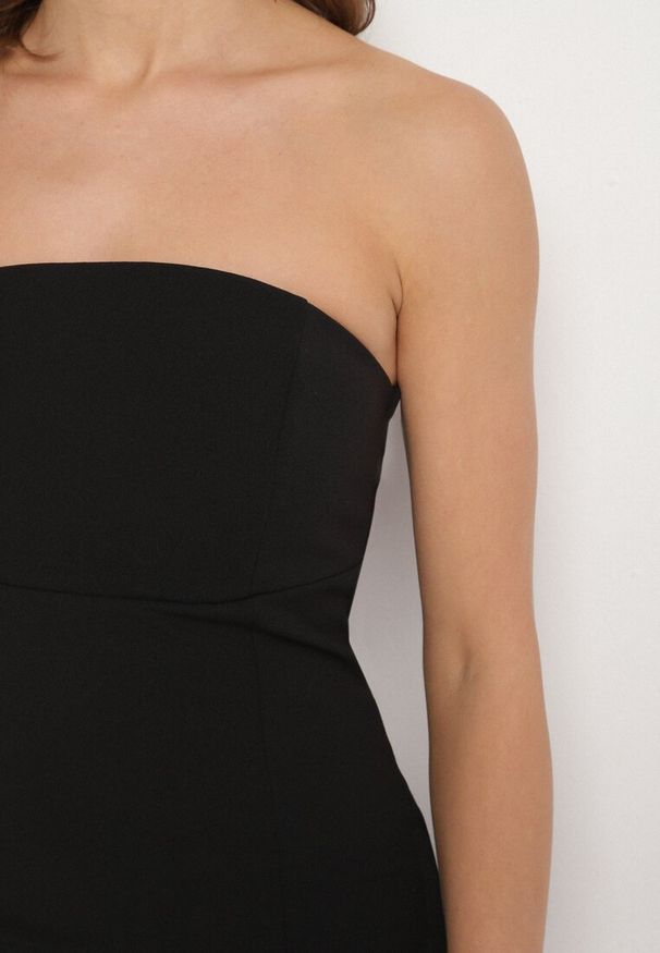 Born2be - Czarna Dopasowana Sukienka z Wiskozą Divane. Okazja: na spotkanie biznesowe, do pracy. Kolor: czarny. Materiał: wiskoza. Długość rękawa: bez ramiączek. Styl: elegancki, klasyczny, biznesowy