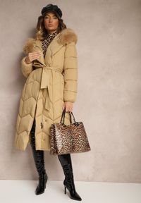 Renee - Beżowa Długa Kurtka o Pikowanym Kroju z Kapturem i Odpinanym Futerkiem Ozdobiona Paskiem Vamimora. Okazja: na spacer, na imprezę. Typ kołnierza: kaptur. Kolor: beżowy. Materiał: futro. Długość: długie. Wzór: aplikacja. Sezon: jesień. Styl: elegancki #1