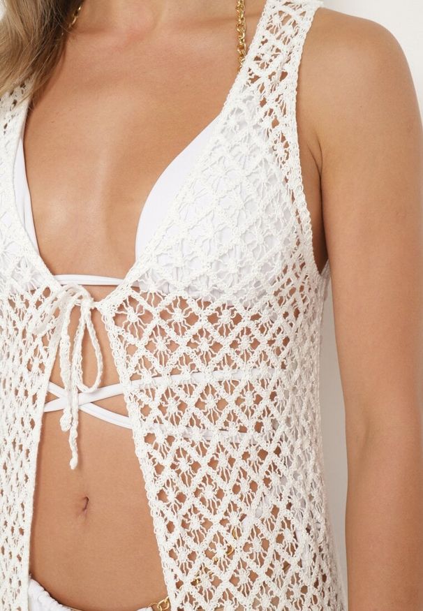 Born2be - Biały Bawełniany Kardigan o Ażurowym Wykończeniu Narzutka bez Rękawów z Wiązaniem Emadia. Okazja: na plażę, na co dzień. Kolor: biały. Materiał: bawełna. Długość rękawa: bez rękawów. Wzór: ażurowy. Sezon: wiosna, lato. Styl: casual