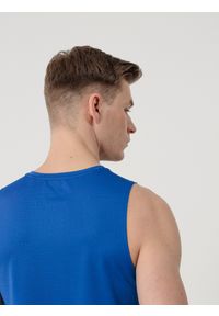 4f - Tank top treningowy regular szybkoschnący męski. Kolor: niebieski. Materiał: włókno, skóra, dzianina. Długość rękawa: bez rękawów. Sport: fitness