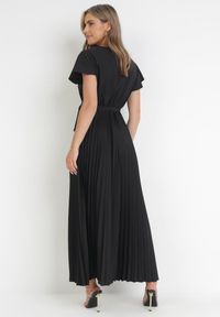 Born2be - Czarna Elegancka Sukienka Maxi w Plisy z Kopertowym Dekoltem i Wiązaniem Thessi. Kolor: czarny. Sezon: lato. Typ sukienki: kopertowe. Styl: elegancki. Długość: maxi