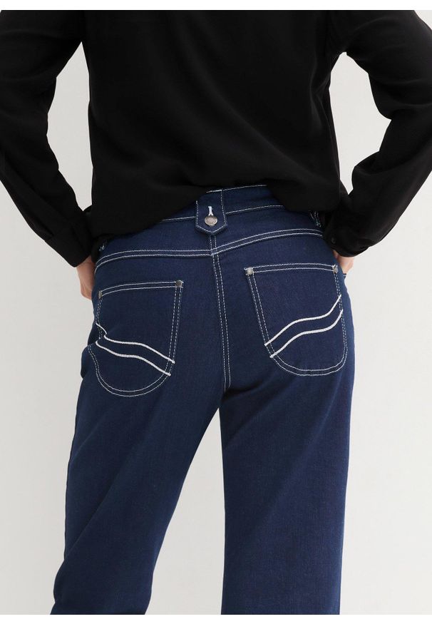 bonprix - Dżinsy rybaczki. Kolor: niebieski. Styl: elegancki